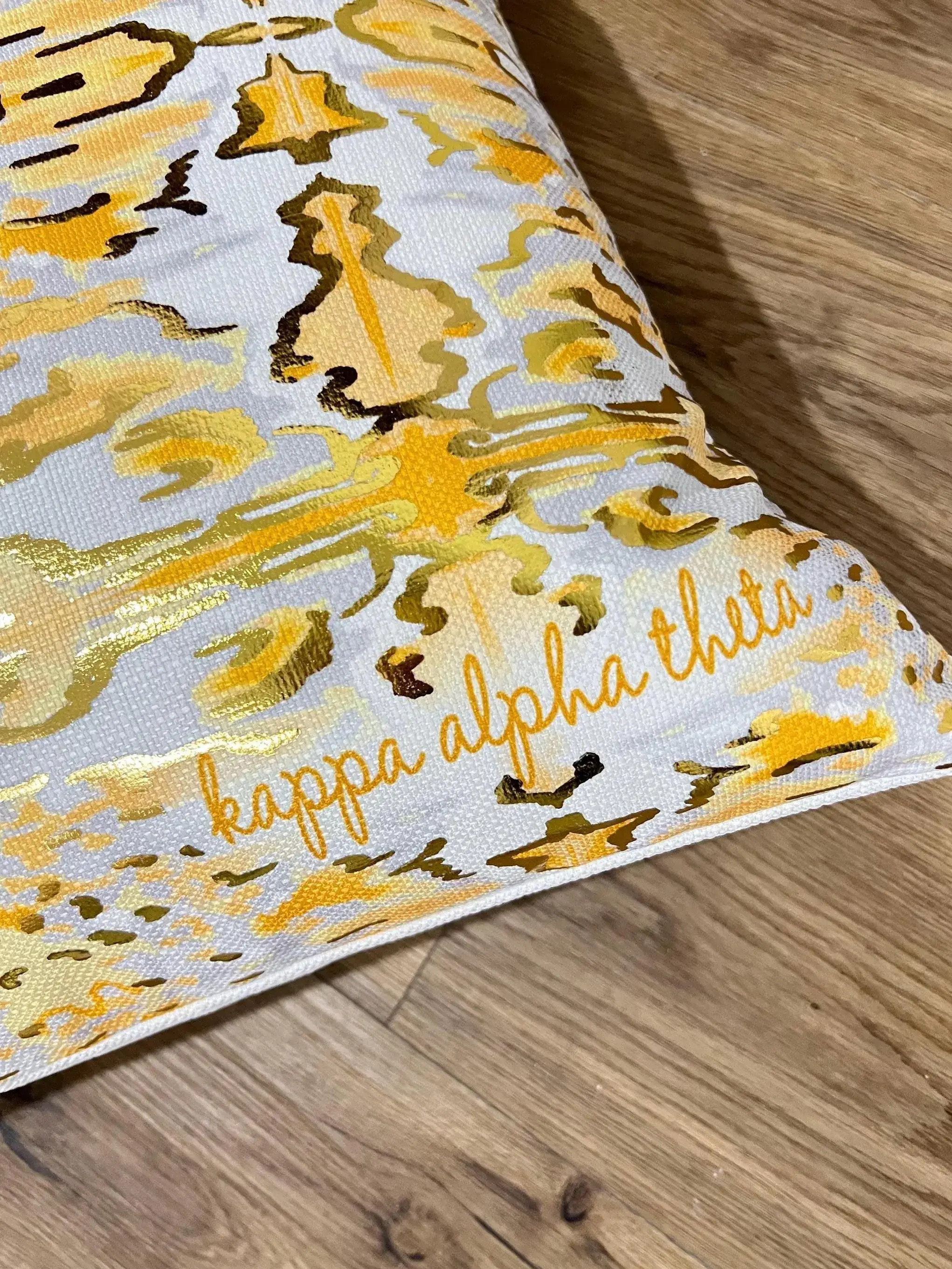 Rachel Brooks Design, LLC - Vendita all'ingrosso Cuscini decorativi - Cuscino Greco Kaleidoscopio in Lamina d'Oro Kappa Alpha Theta1