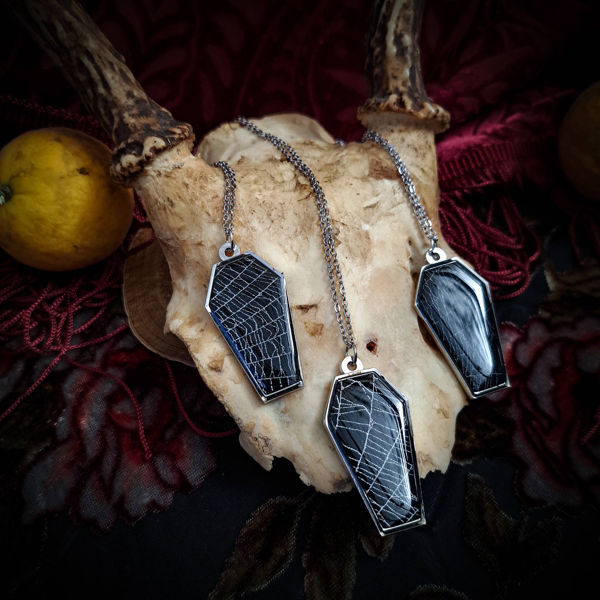 Hell Kitten RVA - Vente Colliers à pendentif - Cercueils en véritable toile d'araignée en argent (collier)1