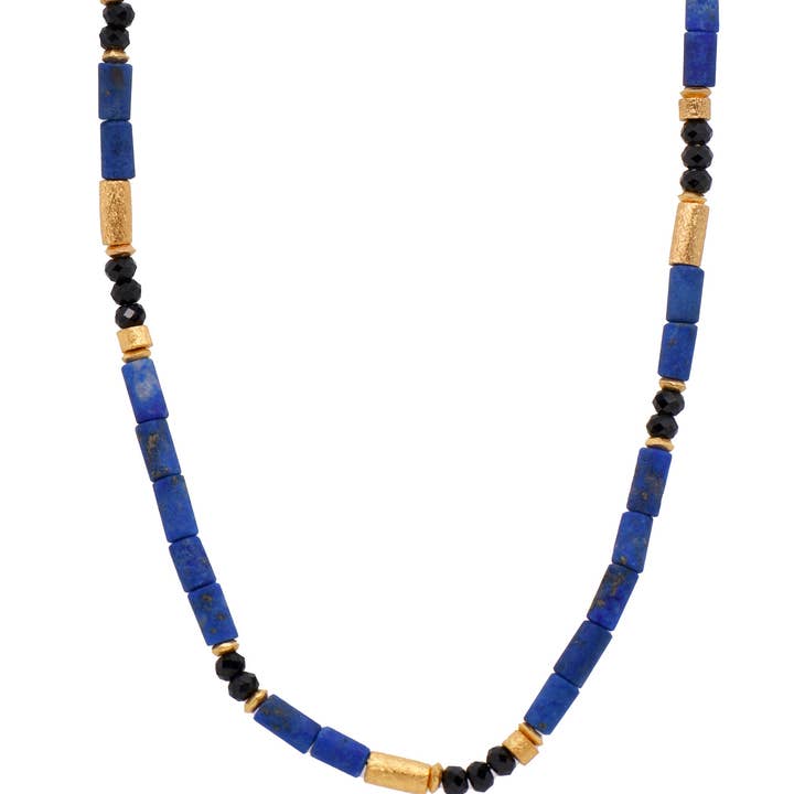 Lapis et spinelle noir, collier en or vermeil 24 carats issu du commerce équitable pour la vente par Joyla Jewelry