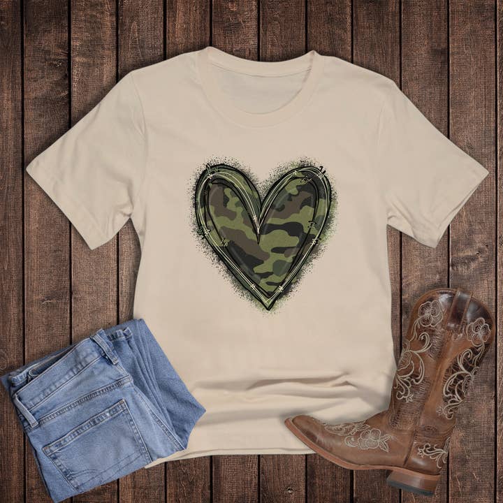 T-shirt graphique cœur camouflé de la Saint-Valentin. pour la vente par Rebel Rose