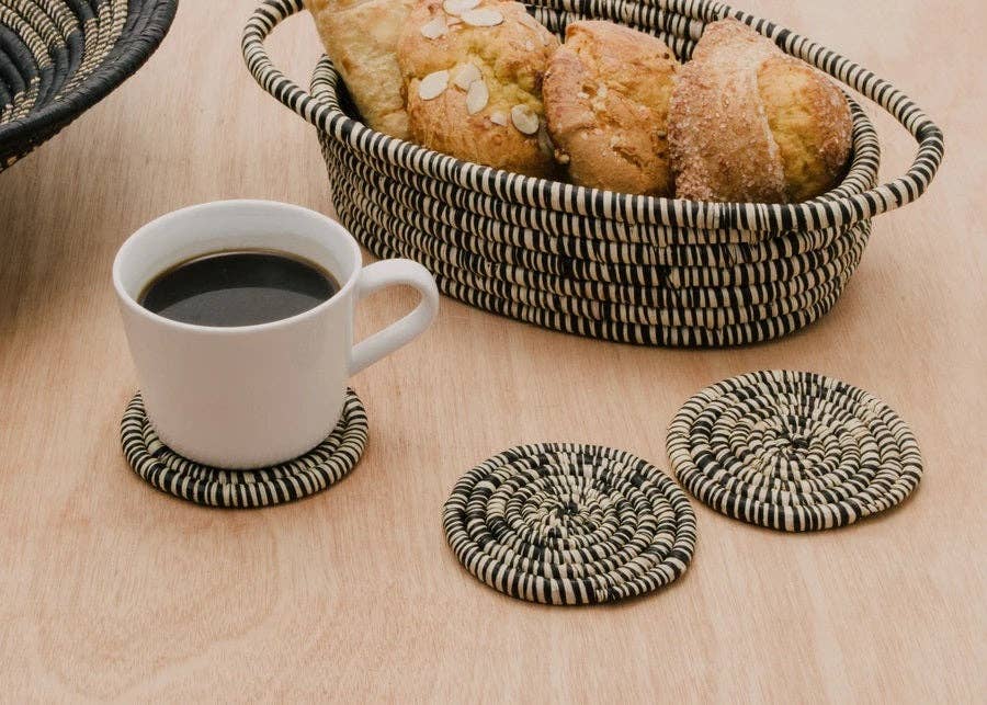 The African Home Goods – Großhandel Korb – Ovaler Brotkorb aus afrikanischem Sisal in Ruanda zur Aufbewahrung, Organisation oder zum Servieren | Ideal für die Aufbewahrung von Fernbedienungen oder Babywindeln und Wischtüchern oder zum Servieren von Brot auf dem Tisch - 11 „lang, 7 „breit, 2,5 Zoll hoch - Heidefedern3