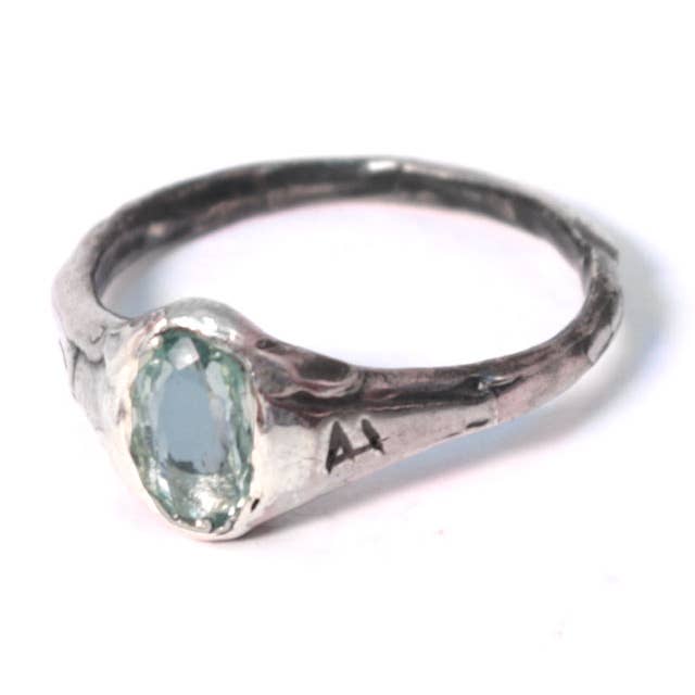 Bague mini chevalier aigue-marine taille ovale facettée pour la vente par Arlo Haisek