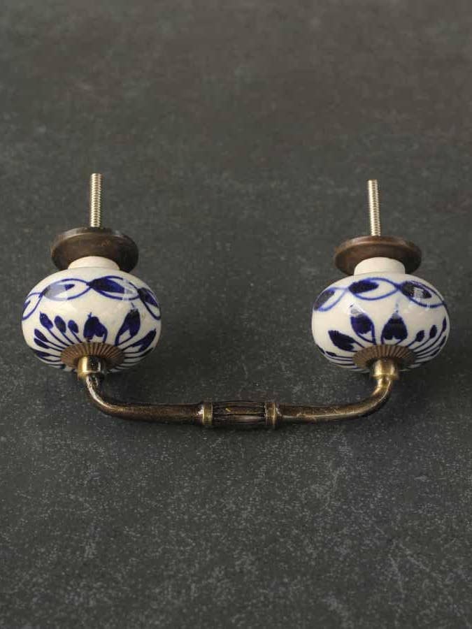 Poignée de tiroir de cuisine bleue et blanche en céramique faite à la main pour la vente par KNOBCO