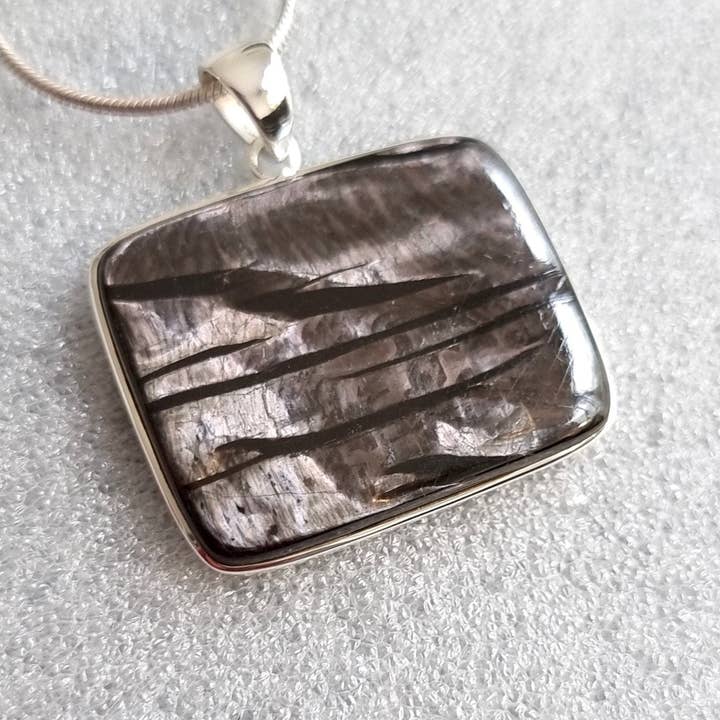 Unisex Grote Rechthoekige Hyperstheen Hanger | Sterling Zilver voor wholesale door Mistry Gems