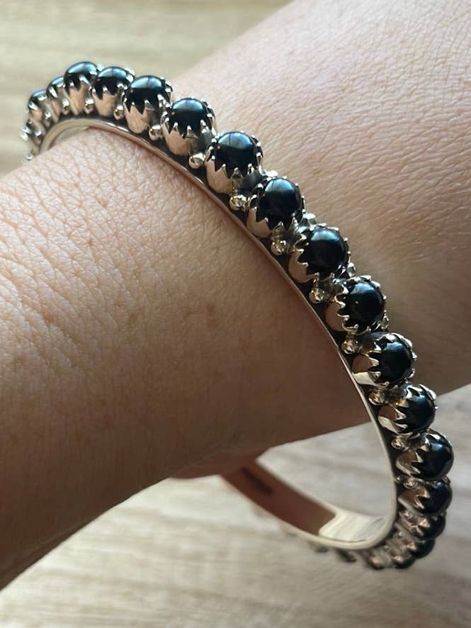 Pulseras personalizadas de ónix negro y plata de ley hechas a mano, tamaño 8, firmadas Nizhoni. para venta al por mayor de Nizhonitradersllc