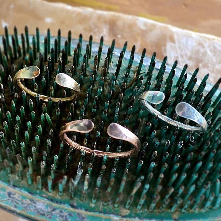 Siren Ring - hamrad öppet ansikte skimrande stapling ring för wholesale av Foamy Wader