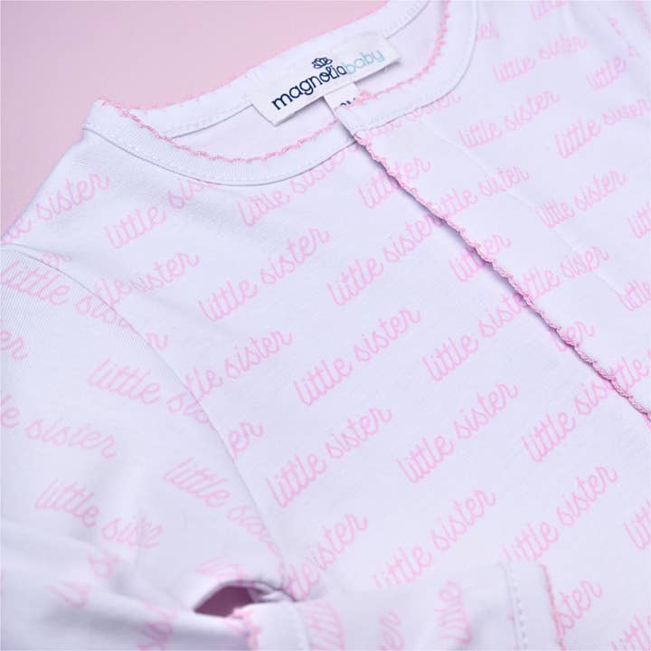 Roze Footie met print van Little Sister voor groothandel op Faire2