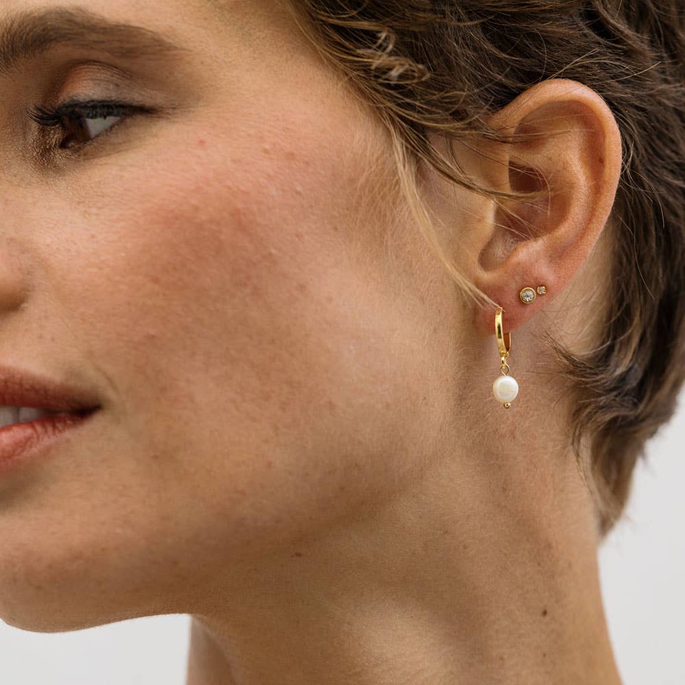 Amano Studio – Großhandel Huggie-Ohrring – Ohrringe mit Süßwasserperlen an 14mm Huggie Creolen1