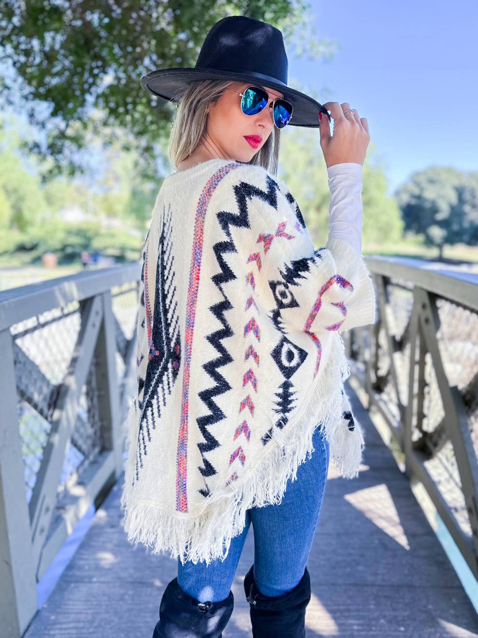 Ivoire Poncho en maille à cils vibrant aztèque avec détail à franges en vente sur Faire6