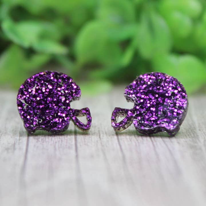 Boucles d'oreilles clous casques de football pailletés violets pour la vente par Hylidae Boutique