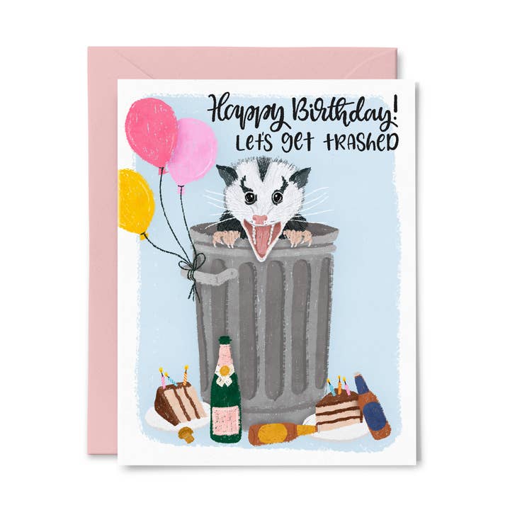 Biglietto di compleanno divertente con opossum «Let's Get Trashed» per la vendita all'ingrosso da parte di Paper Bunny Press
