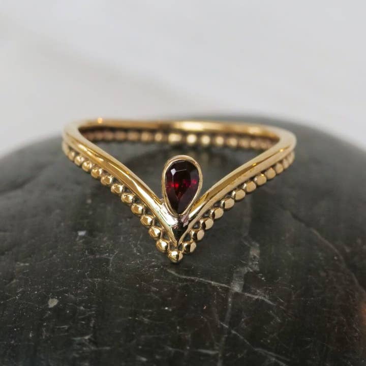 Baizaar - Wholesale Single Stone/Solitaire Ring - Brass Spotted Chevron Ring with Garnet Stone