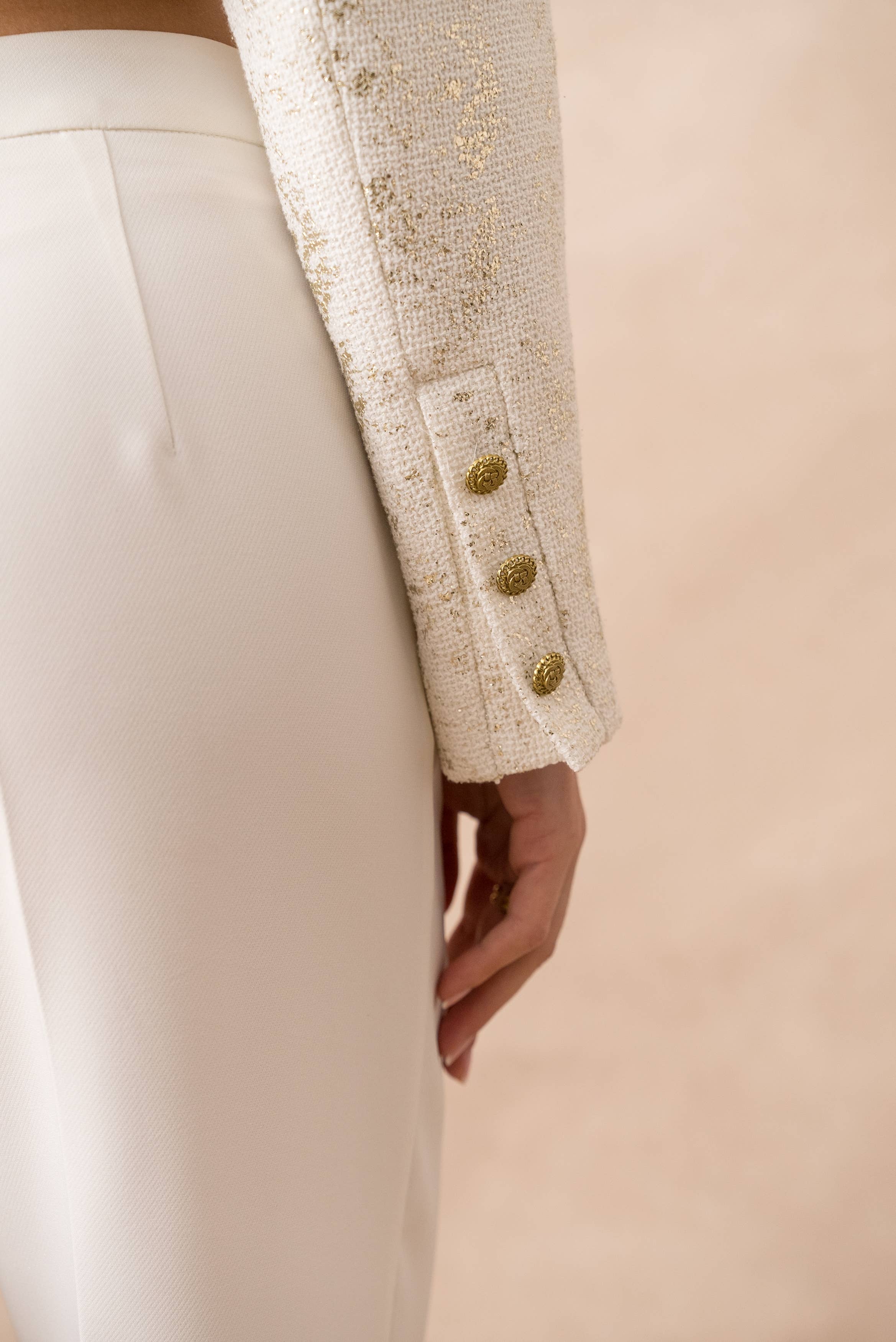 Attentif Paris – Großhandel Jacke – Damen – Kurze elfenbeinfarbene Tweedjacke mit goldenen Akzenten8