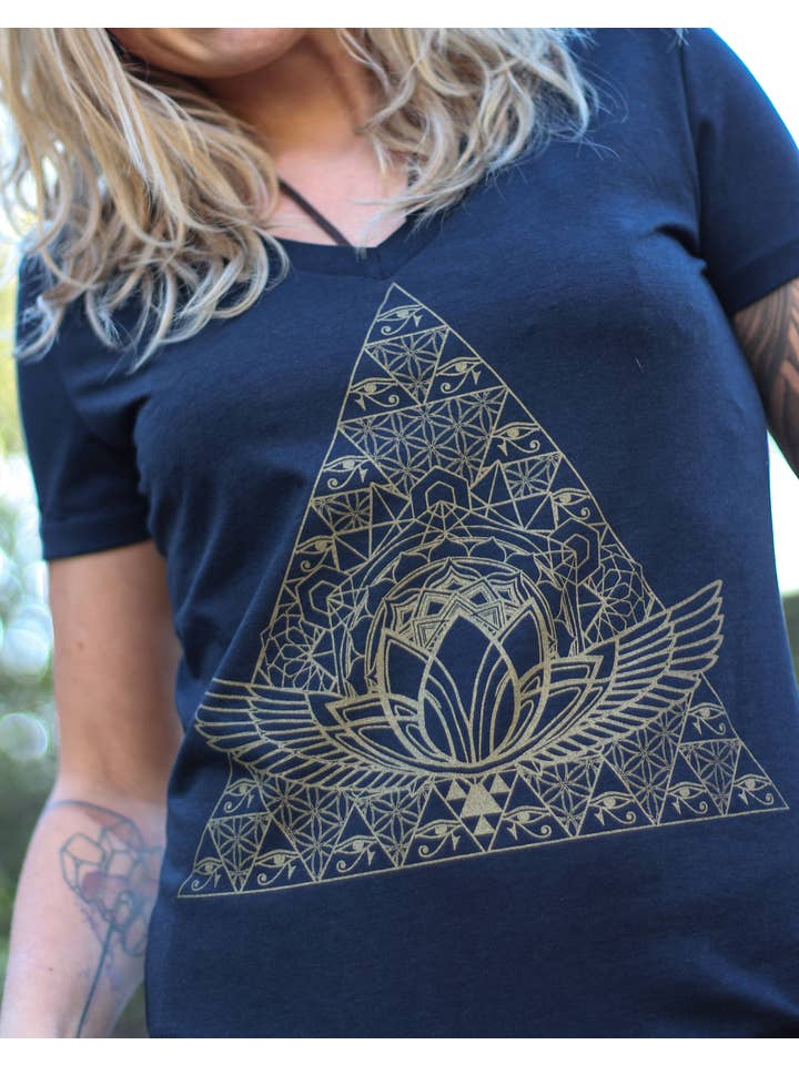 Sacred State Design - Venta al por mayor Camiseta serigrafiada - Mujer - Camisa de geometría sagrada egipcia con cuello en V y cáñamo de Horus Pyramid