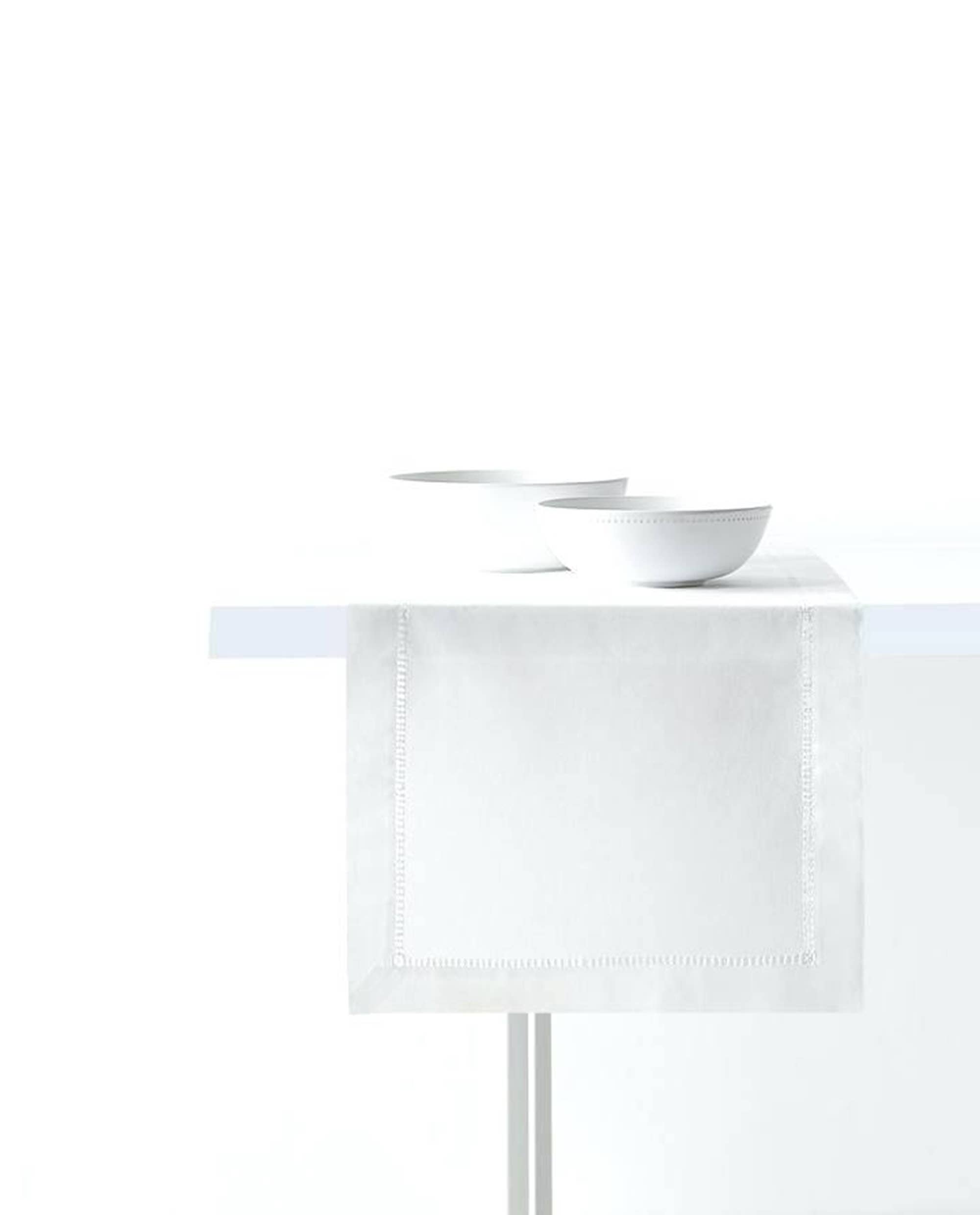 Fennco Styles - Venta al por mayor Caminos de mesa - Camino de mesa blanco de lino básico hecho a mano con vainica2