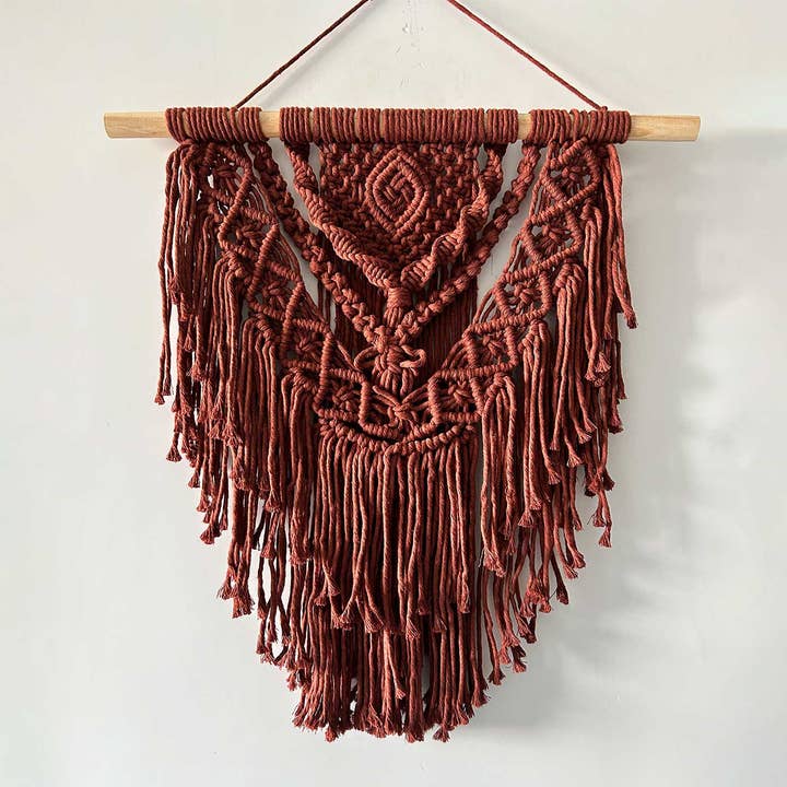 Suspension murale en macramé bordeaux faite à la main pour la vente par Zwende
