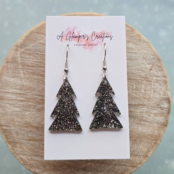 Skovgrønne glitrende juletræsøreringe i akryl for engroshandel hos A Glamper's Creations LLC