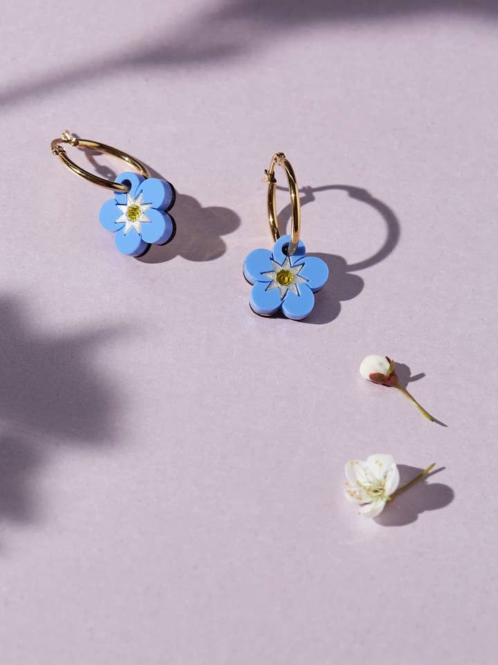 Forget Me Not Hoop/Stud Earrings för wholesale av Fizz Goes Pop
