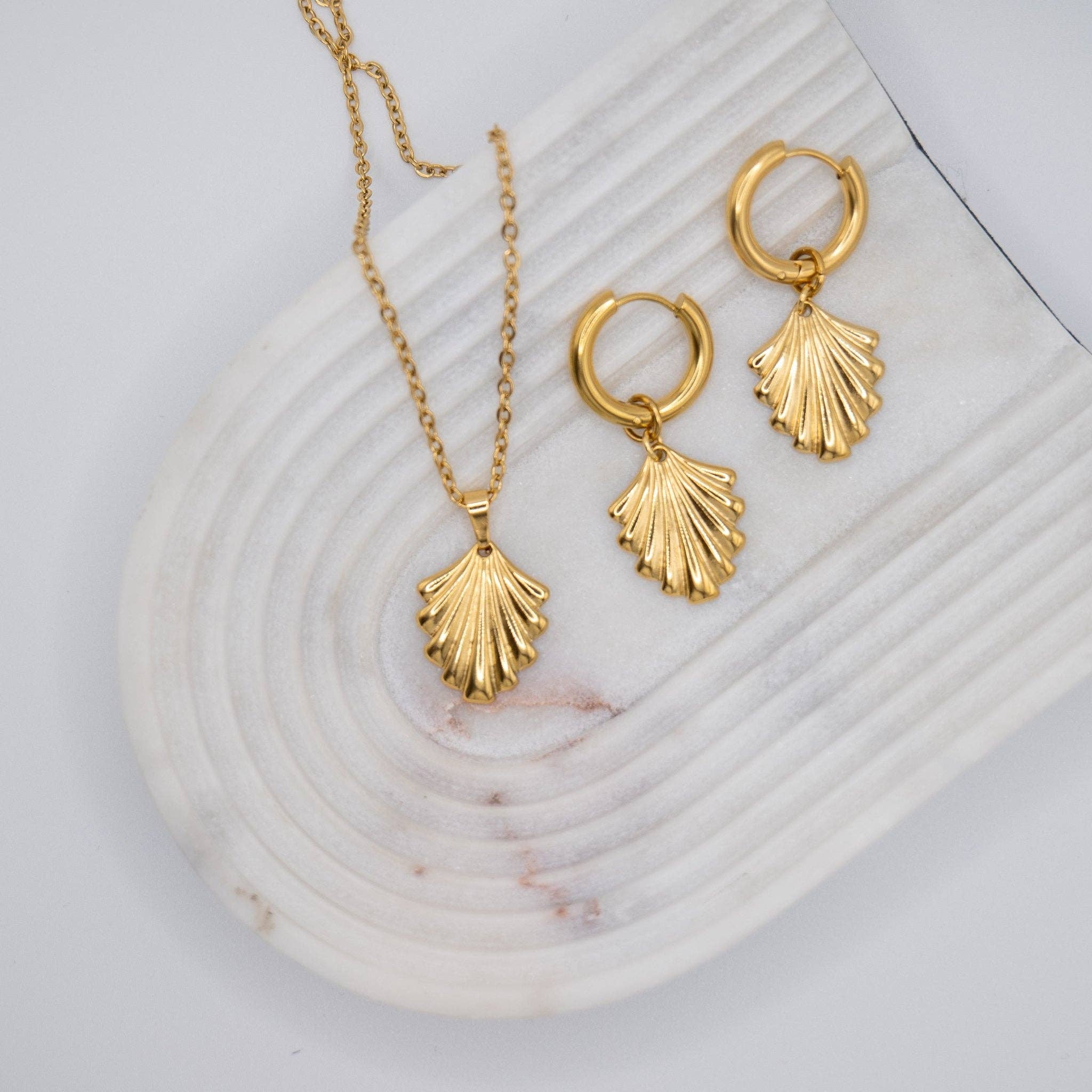 DUESTELLE ITALIA – brincos huggies por atacado – Brincos argola com pingente de concha banhados a ouro 18k4