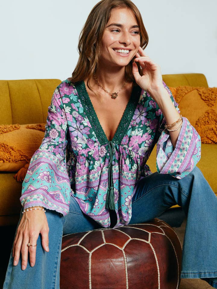 Damtop med virkad detalj och tofsar i kantmönster för wholesale av Hayden LA