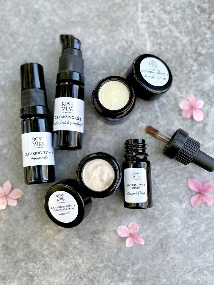 Schwangerschaftssichere Hautpflege-Minikollektion in Schweizer Violettglas für den Großhandel von Rosemira Organics