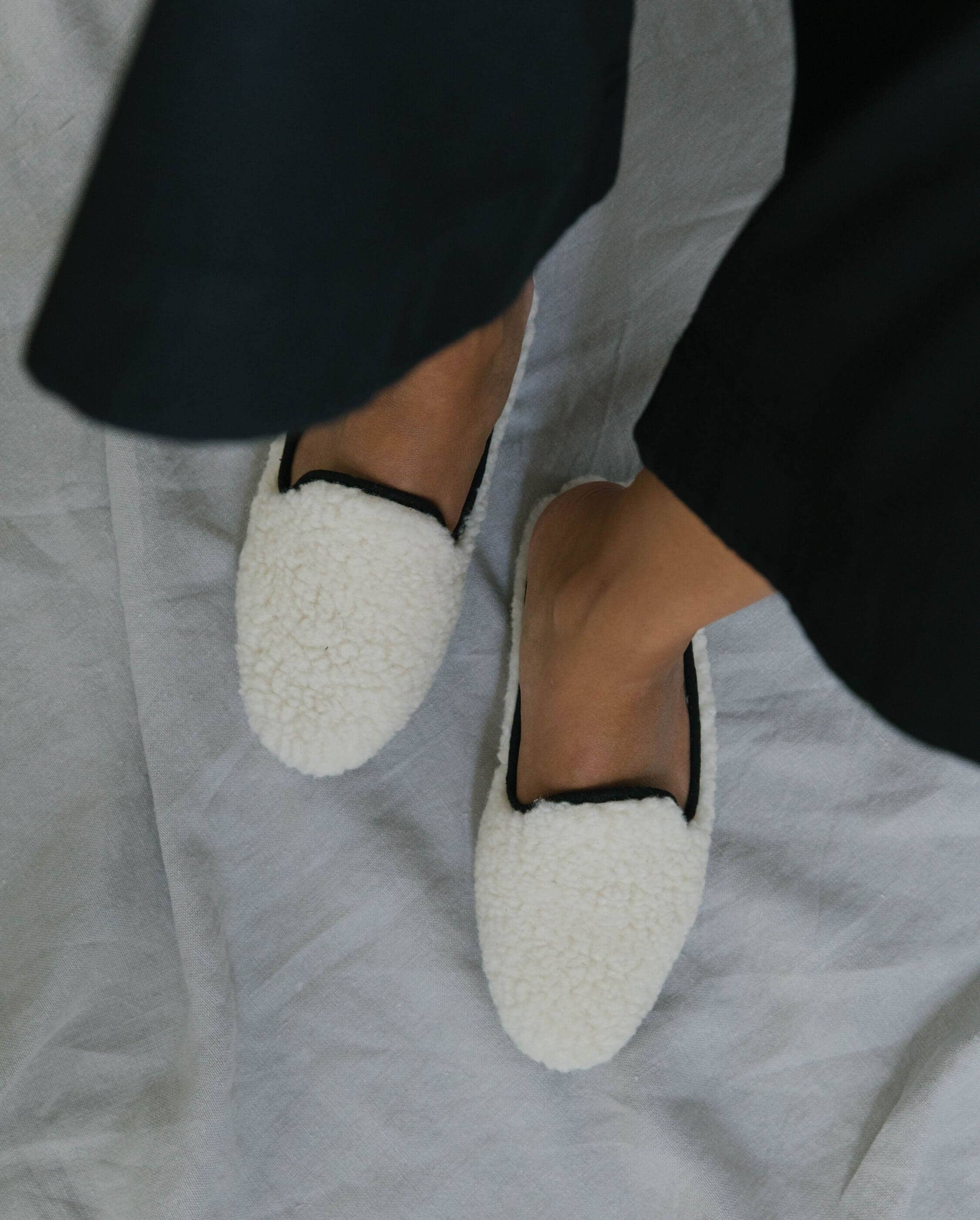 Angarde - Wholesale Mules - Women's - Women's mule with curly wool, black and white3