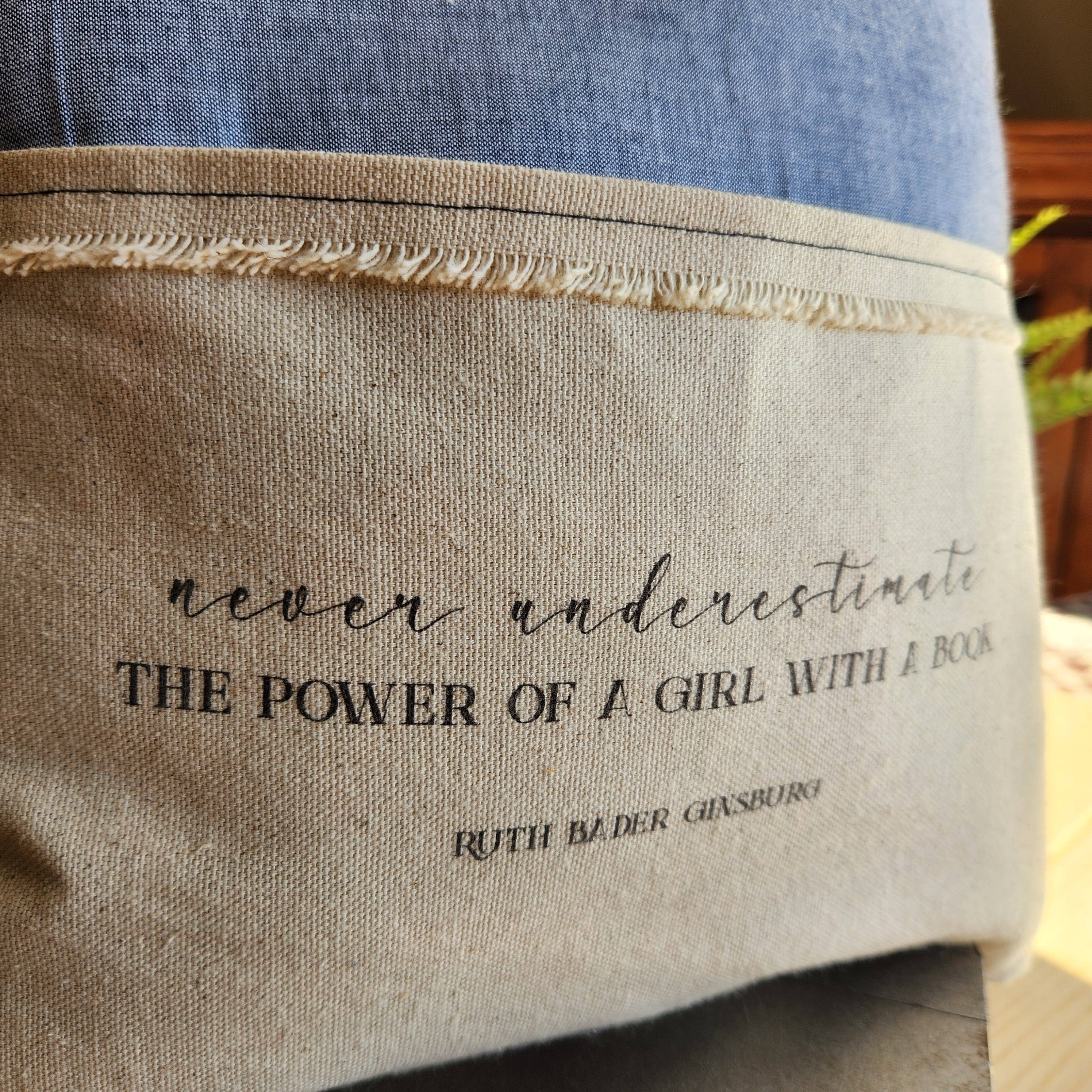 Desmond Brown - Vente Coussin lombaire - Ne sous-estimez jamais le pouvoir... Fille, RBG, Coussin de lecture1