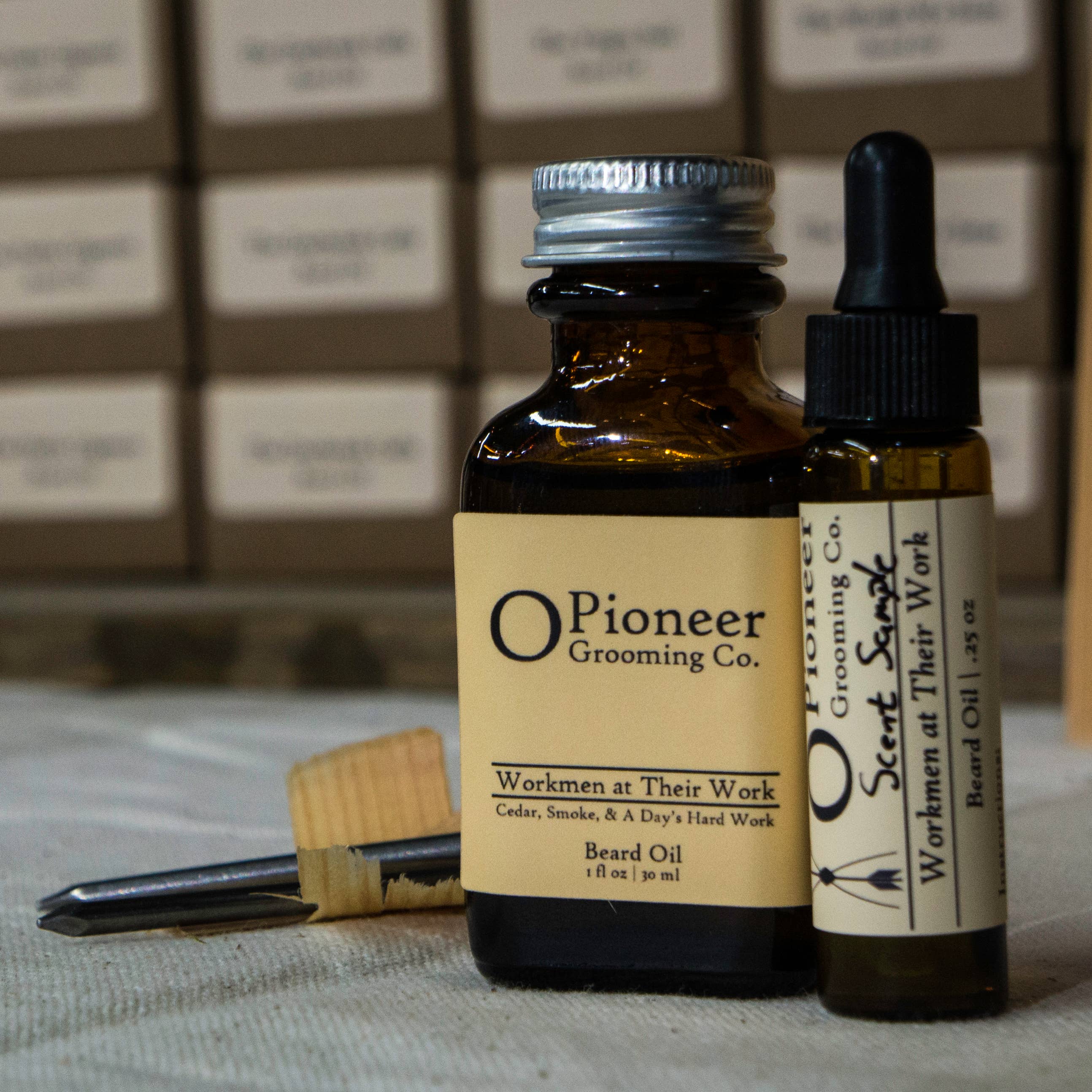 O Pioneer Grooming Co. - Vente Produit structurant pour la barbe - Les ouvriers à leur travail à l'huile de barbe5