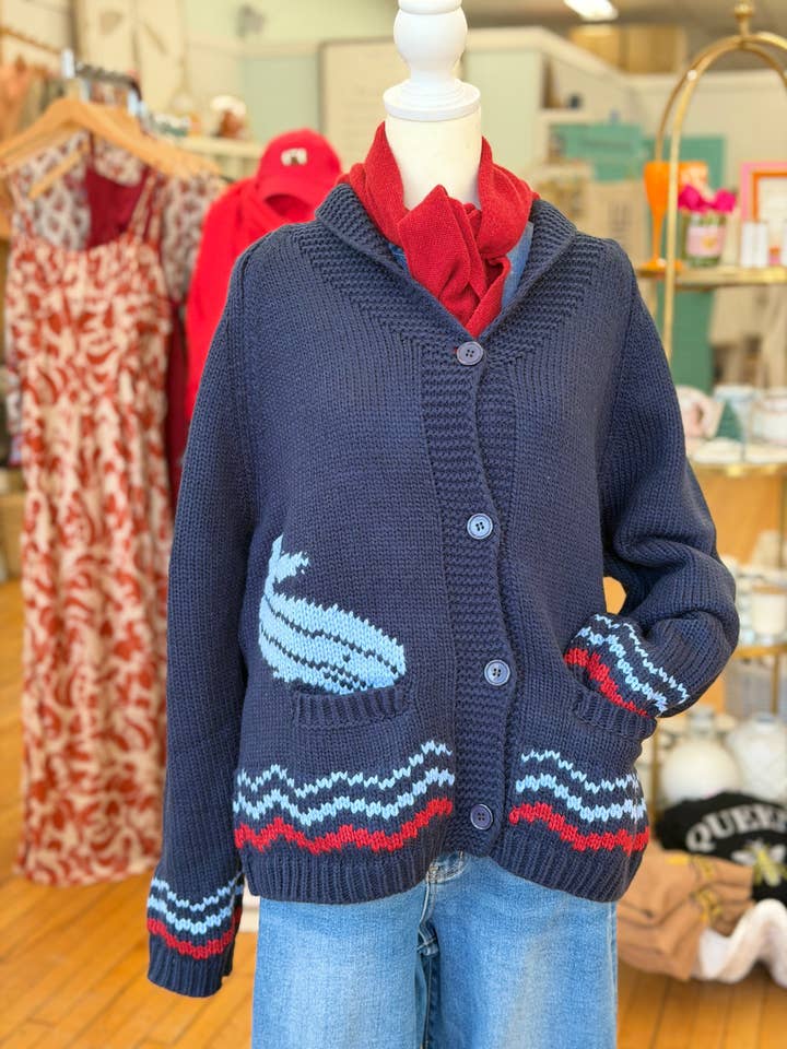 Cardigan universitaire Lobster In Tee en marine/bleu clair/rouge pour la vente par Pink Pineapple