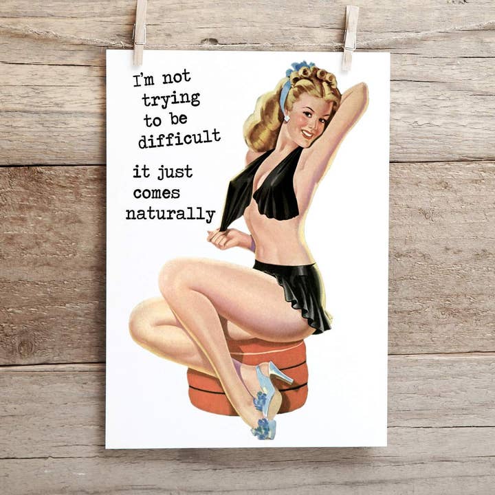 Não estou tentando ser difícil, só vem naturalmente.. Engraçado, impróprio Pin up Girl Cartão por atacado de Cleverish Co