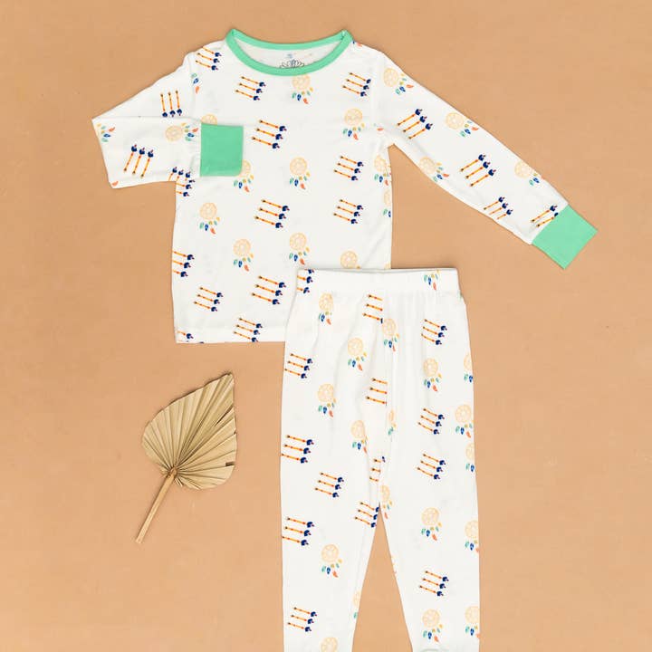 Ensemble en bambou doux à manches longues Dreamcatcher avec bordure verte pour la vente par Sweet Daisy Baby Clothing