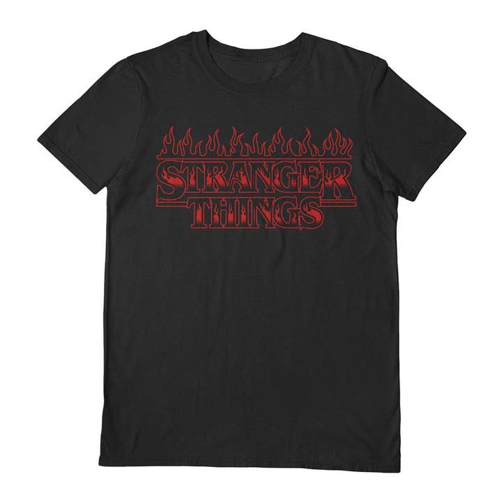 Stranger Things 4 (Flaming Logo) Svart T-shirt för wholesale av Pyramid International