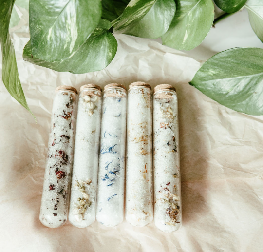 Hera By Hera Bath and Body – Engroshandel Badesalt – Floral Bliss Badesalt i Reagensglas | Julegaveidé5