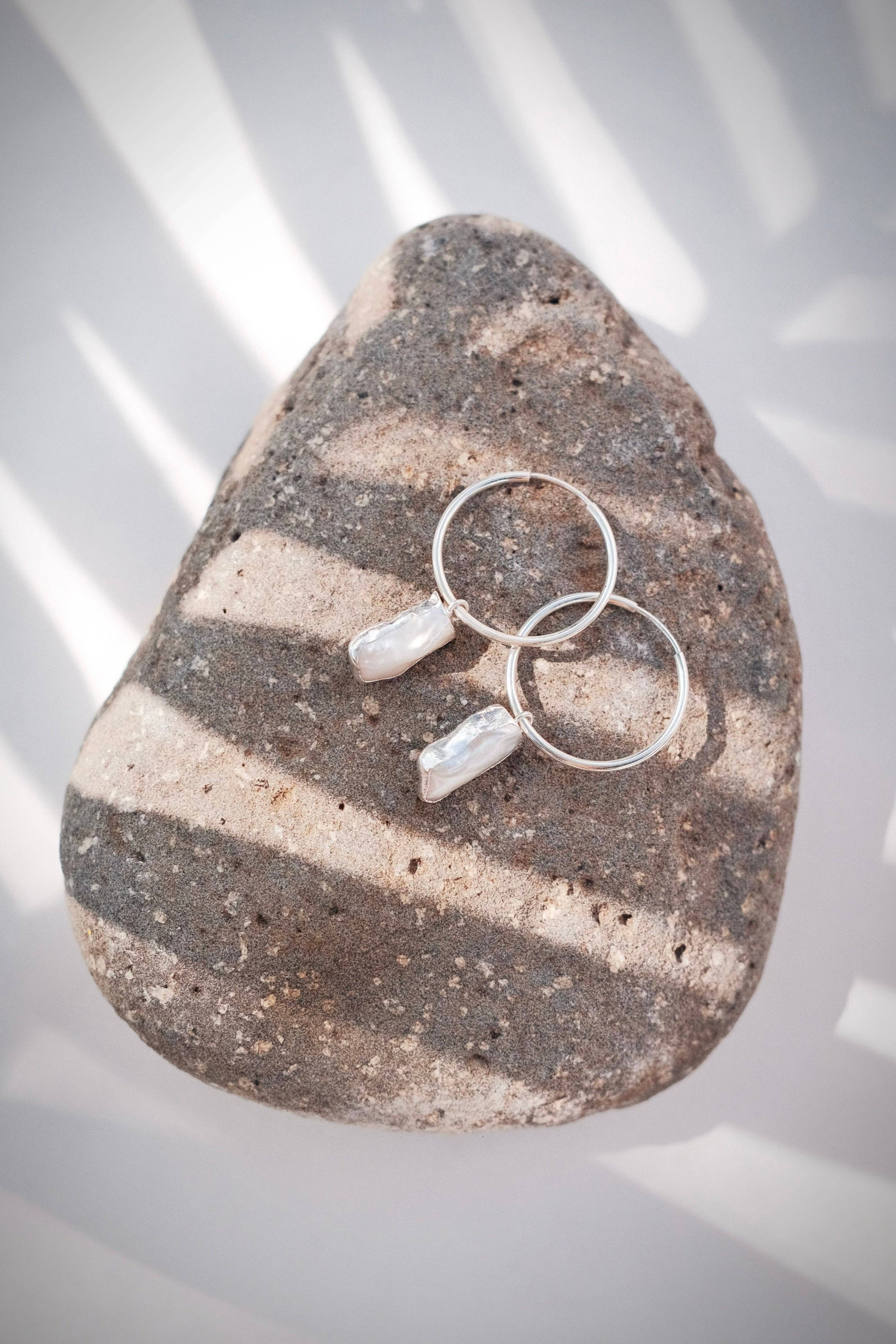 Ke Aloha Jewelry - Venta al por mayor Pendientes de aro - Pendientes de Aro con Perlas Mini Biwa - Plata Kaimana1