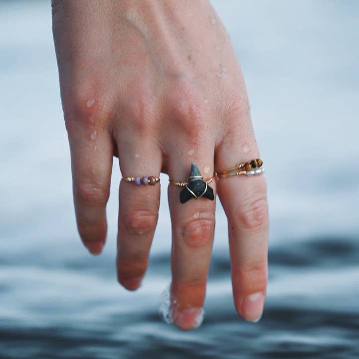 Seastainably Made – Engroshandel Statementring – Shark Tooth Wire Indpakket Ring