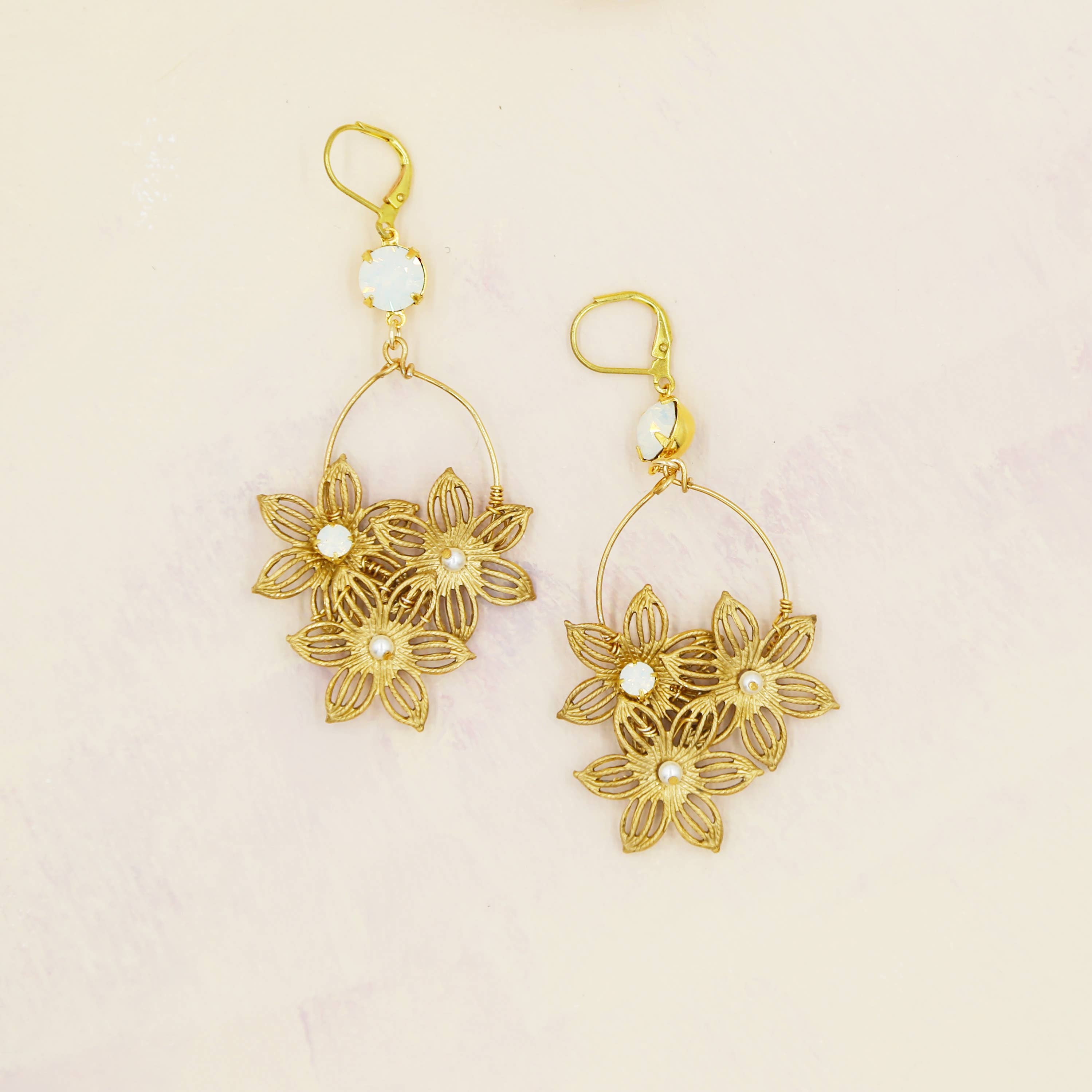 Acute Designs – wholesale Hängande örhängen – Blommig kluster uttalande örhängen0