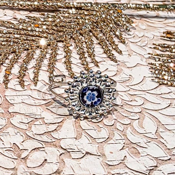 Silberfarbener Edelstahlring mit Blumenmuster aus Harz für den Großhandel von Lydée Déco