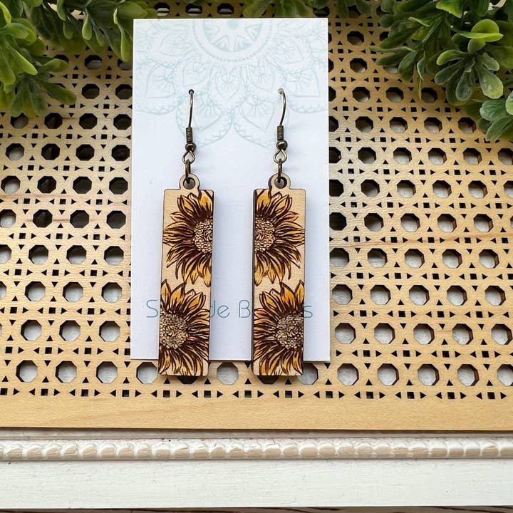 Barre en forme de tournesol, pendentif en bois bohème léger peint à la main pour la vente par Seasideblooms