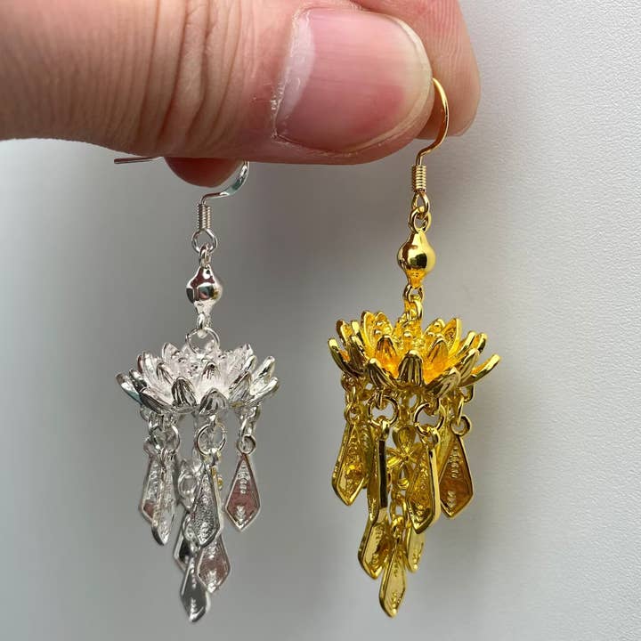 Mio Queena - Wholesale Dangle Earrings - Gold Plated Metal Fringe Lotus Dangle Earrings2