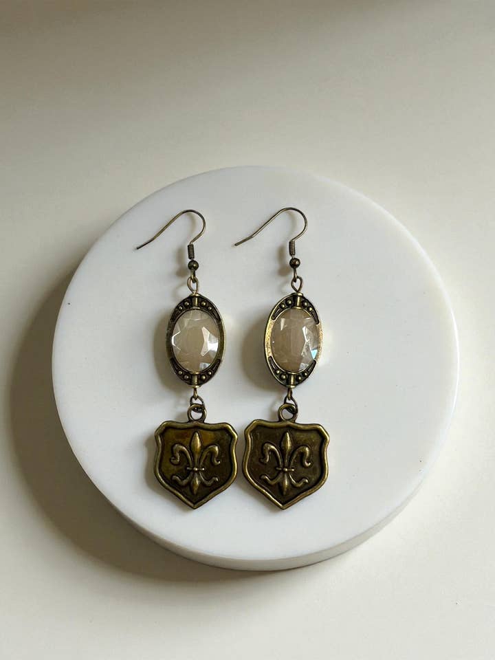 2,5" Elfenbein-Ohrring mit Vintage-Anhänger für den Großhandel von Ava Capri