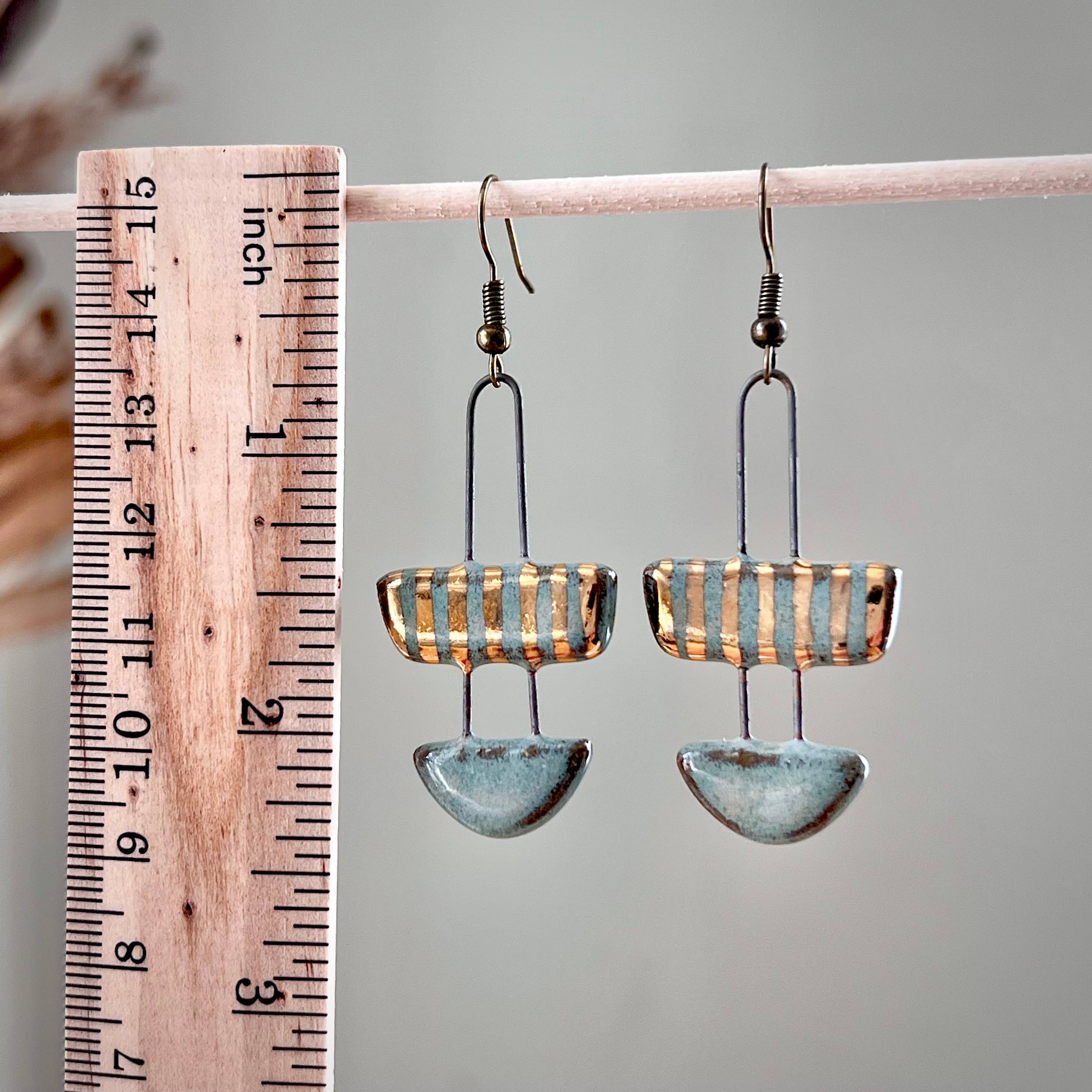 The Artifact House - Vente Boucles d'oreilles pendantes - Boucles d'oreilles en céramique à rayures turquoise en deux pièces1