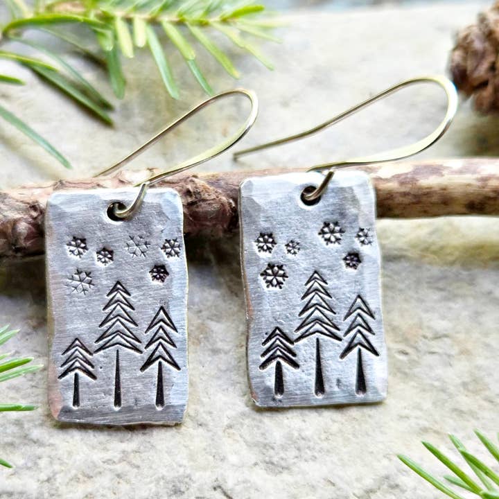 Boucles d'oreilles Sapin d'hiver, Noël, étain estampé à la main pour la vente par Kathryn's Collection