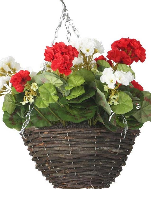 Présentoir à géranium artificiel rouge et blanc dans un panier rond suspendu en saule de 10 pouces pour la vente par Closer2Nature