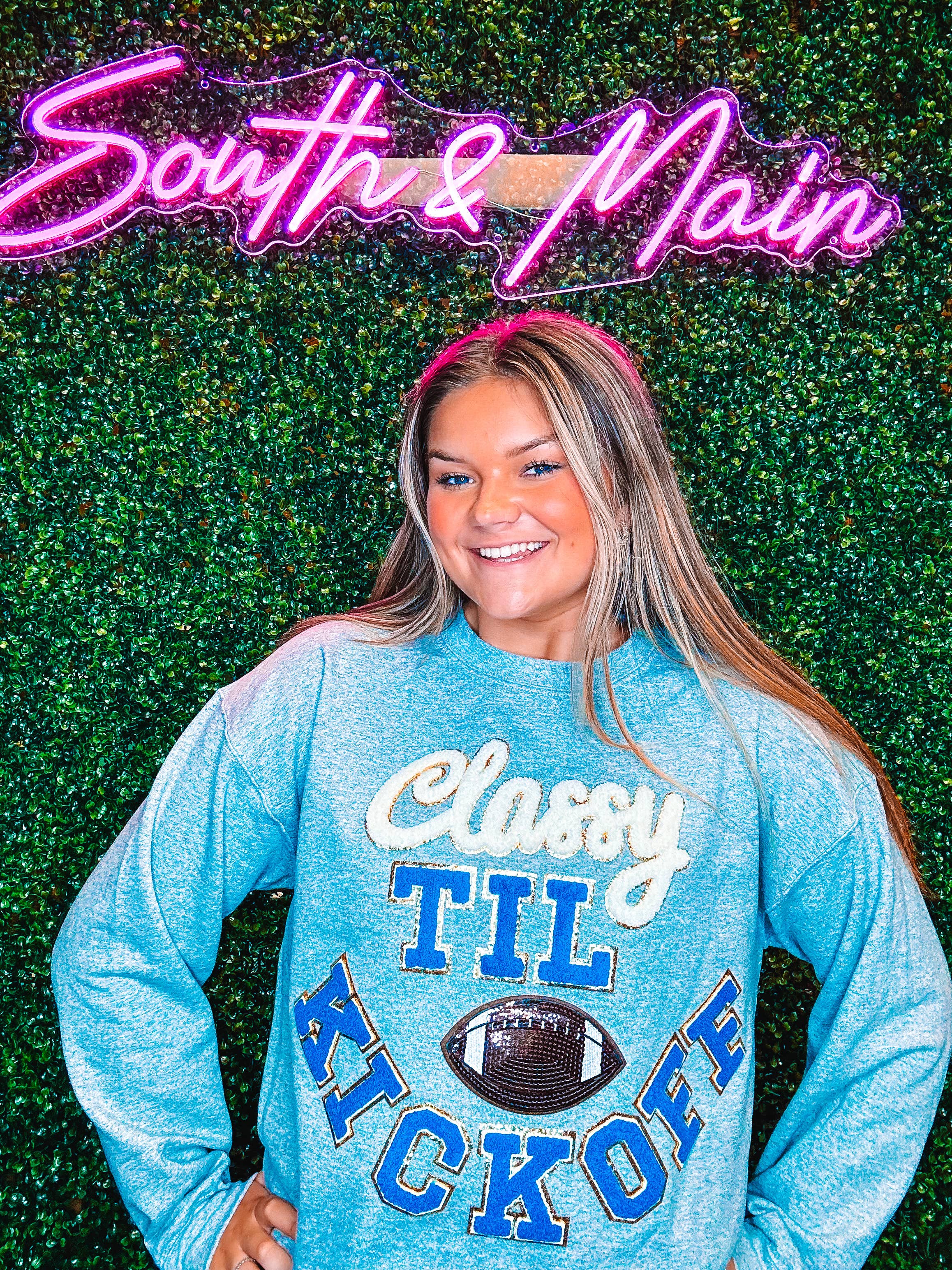 South & Main Boutique – Engroshandel Grafisk Sweatshirt - Dame – Kongeblå Classy til Kickoff Chenille Sweatshirt2