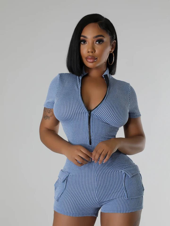 STRAMPLER MIT REISSVERSCHLUSS AUF DER VORDERSEITE UND TASCHE für den Großhandel von Boswell