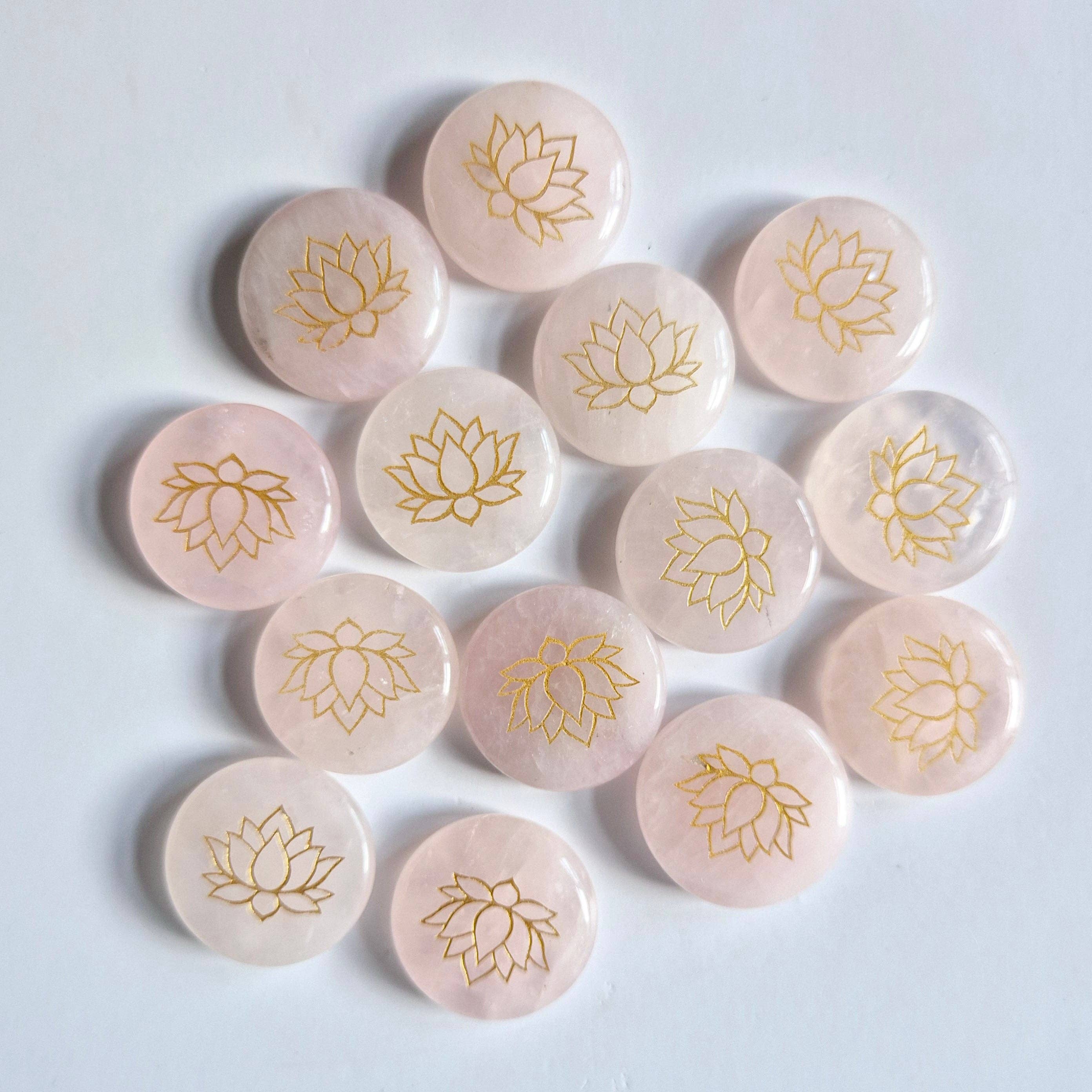 Moonlight Gemstones – Großhandel Spiritueller Stein/Kristall – Edelstein Rosenquarz Scheibe 2,5 cm mit Lotus-Symbol – Taschenstein Worry Stone1
