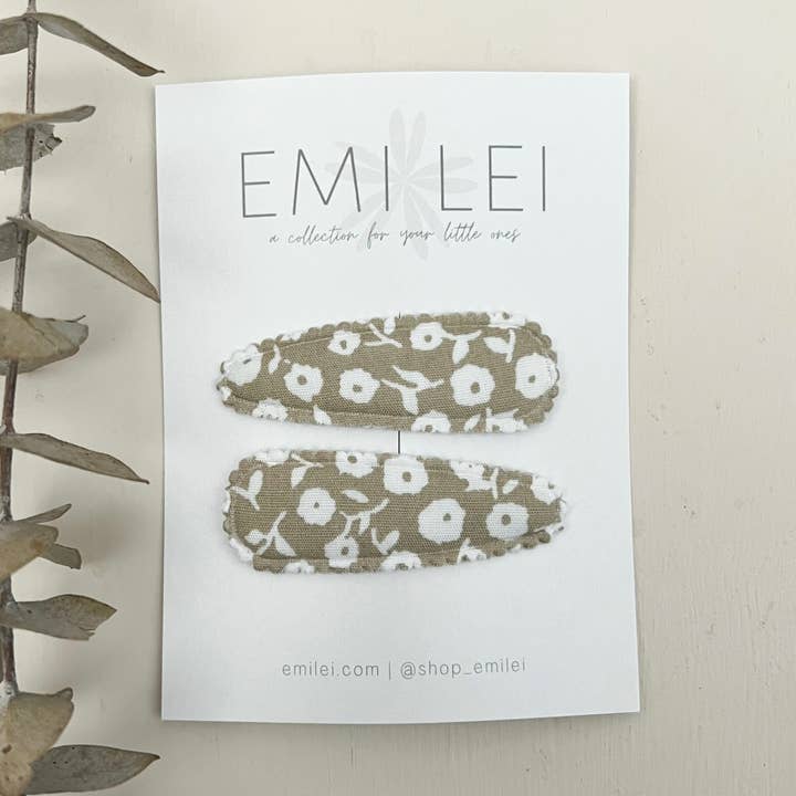 (#47) Fabric Hair Clip Snap Barrettes (2) - Neu/White Floral for wholesale by Emi Lei
