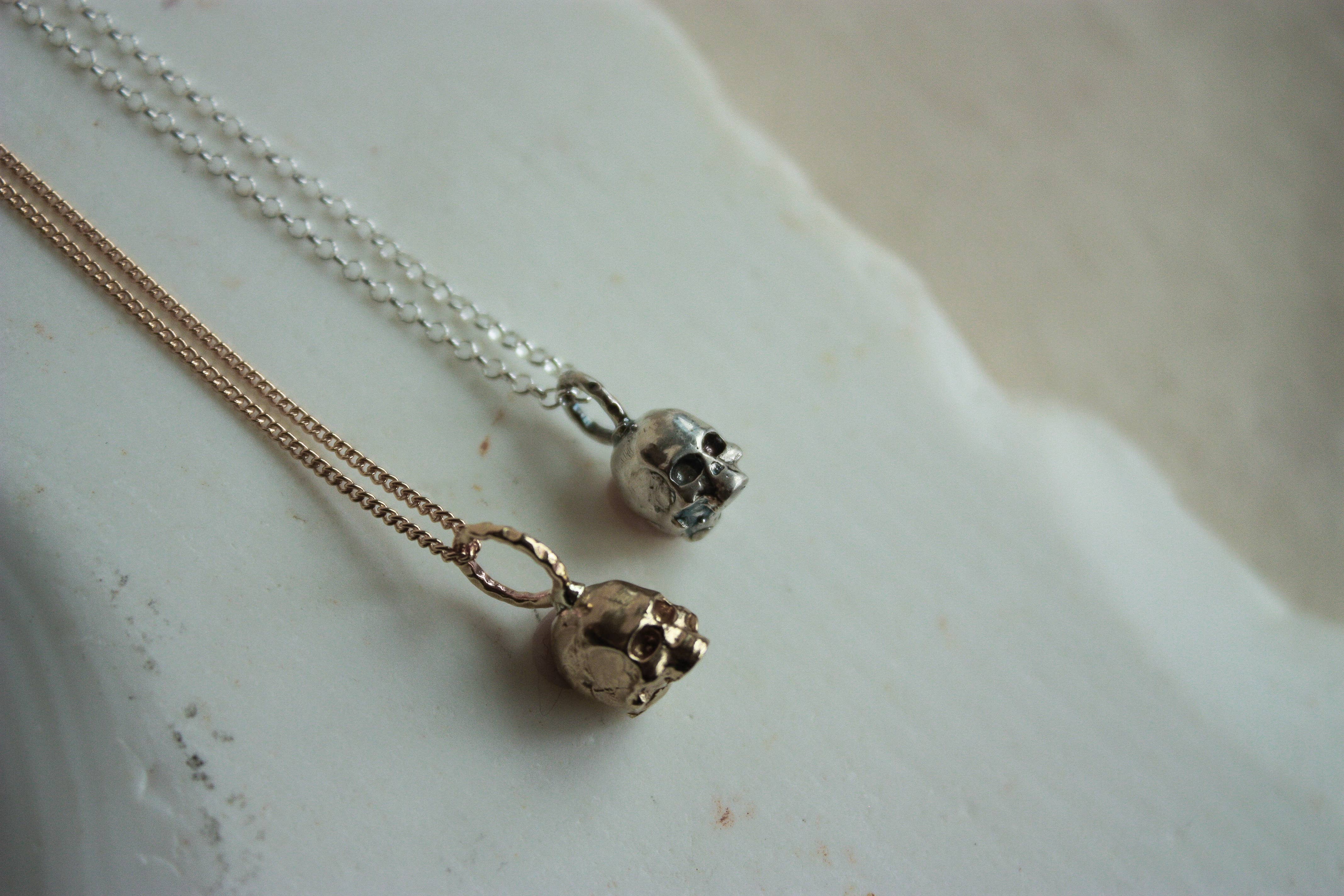 Rowe Studio Jewellery - Venta al por mayor Collares con colgantes/abalorios - Collar Memento Mori Calavera0
