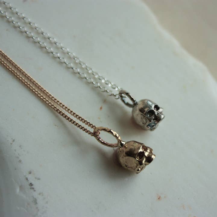 Rowe Studio Jewellery - Venta al por mayor Collares con colgantes/abalorios - Collar Memento Mori Calavera0