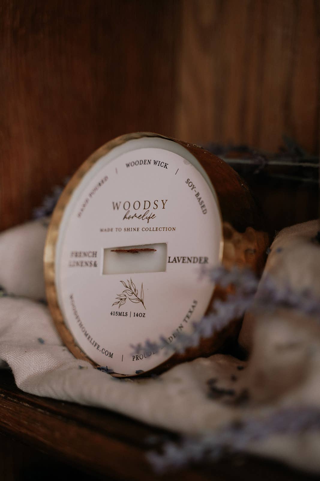 Woodsy Homelife – wholesale Burkljus – Franska sängkläder och lavendel-massiv mässing 14oz rent sojaljus1